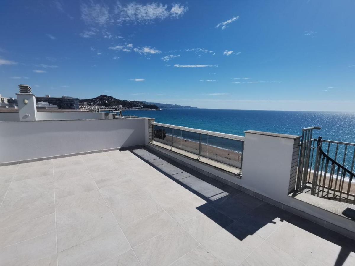 Seafront Apartment In Бланес Екстериор снимка