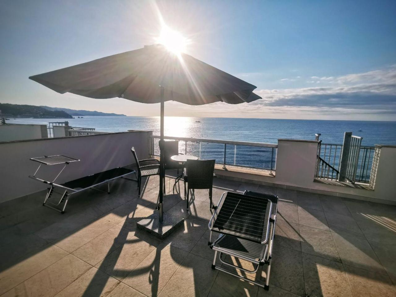 Seafront Apartment In Бланес Екстериор снимка