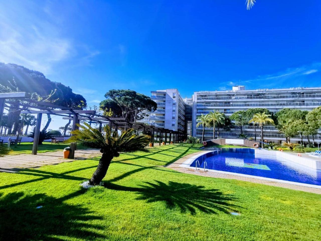 Seafront Apartment In Бланес Екстериор снимка