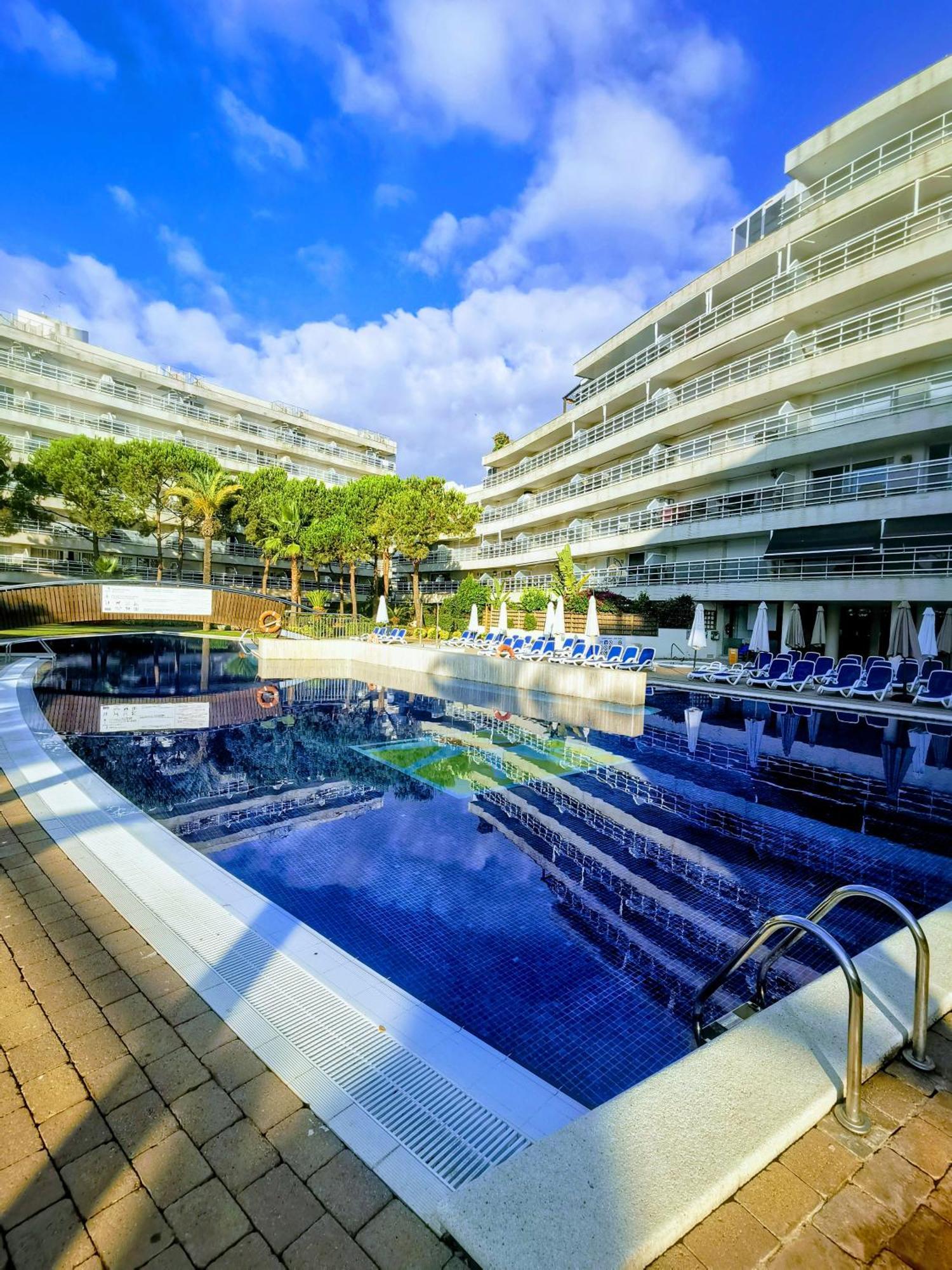 Seafront Apartment In Бланес Екстериор снимка